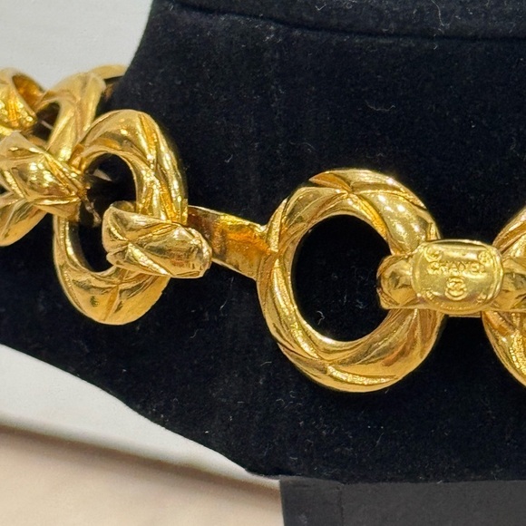 Vintage CHANEL 24k Gold Plated 1970s Chunky Statement Engraved Choker Necklace - Picture 8 of 9